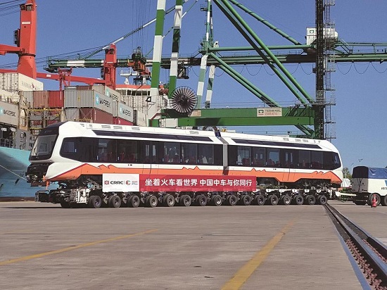我国首次出口新能源轻轨列车抵达阿根廷1.jpg